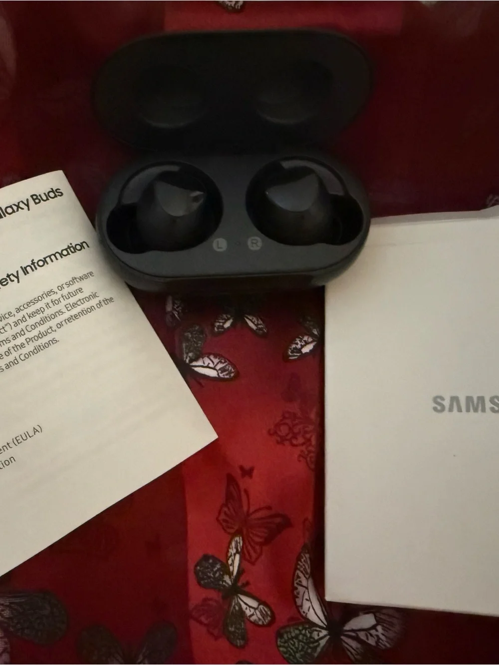 Samsung True Wireless Earbuds Charging Case in Black